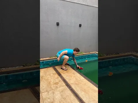 Quando o filho joga a Maritaca gigante na piscina sem boia 😂