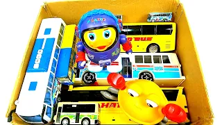 楽しいおもちゃとバスのミニカーをチェックしたら坂道をどんどん走っていく