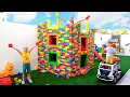 Download Lagu Vlad dan Niki bermain dengan balok mainan berwarna dan membangun rumah tiga tingkat