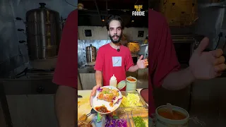 Ye Ladka Korea Ki Famous Dish noida walo ko khila raha hai.