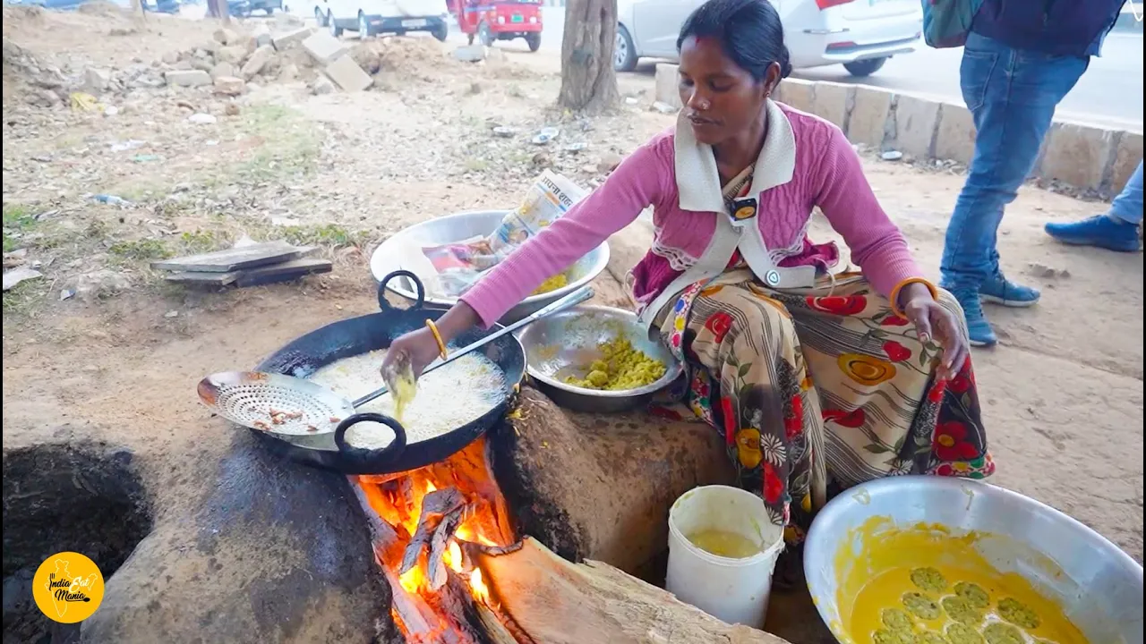 Ranchi Famous Adivasi Didi Making Cheapest Aloo Chop Rs. 15/- Only l Jharkhand Street Food