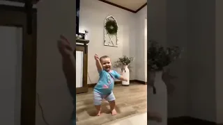 طفل يرقص رقص جميل              دندنها