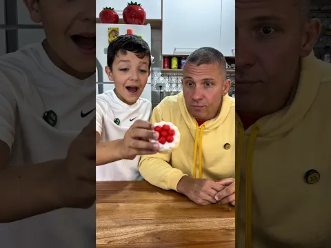 O PAI NÃO ADIVINHOU QUAL DOCE ERA DE VERDADE, ENTÃO O GAROTO COMEU A BOLACHA #shorts