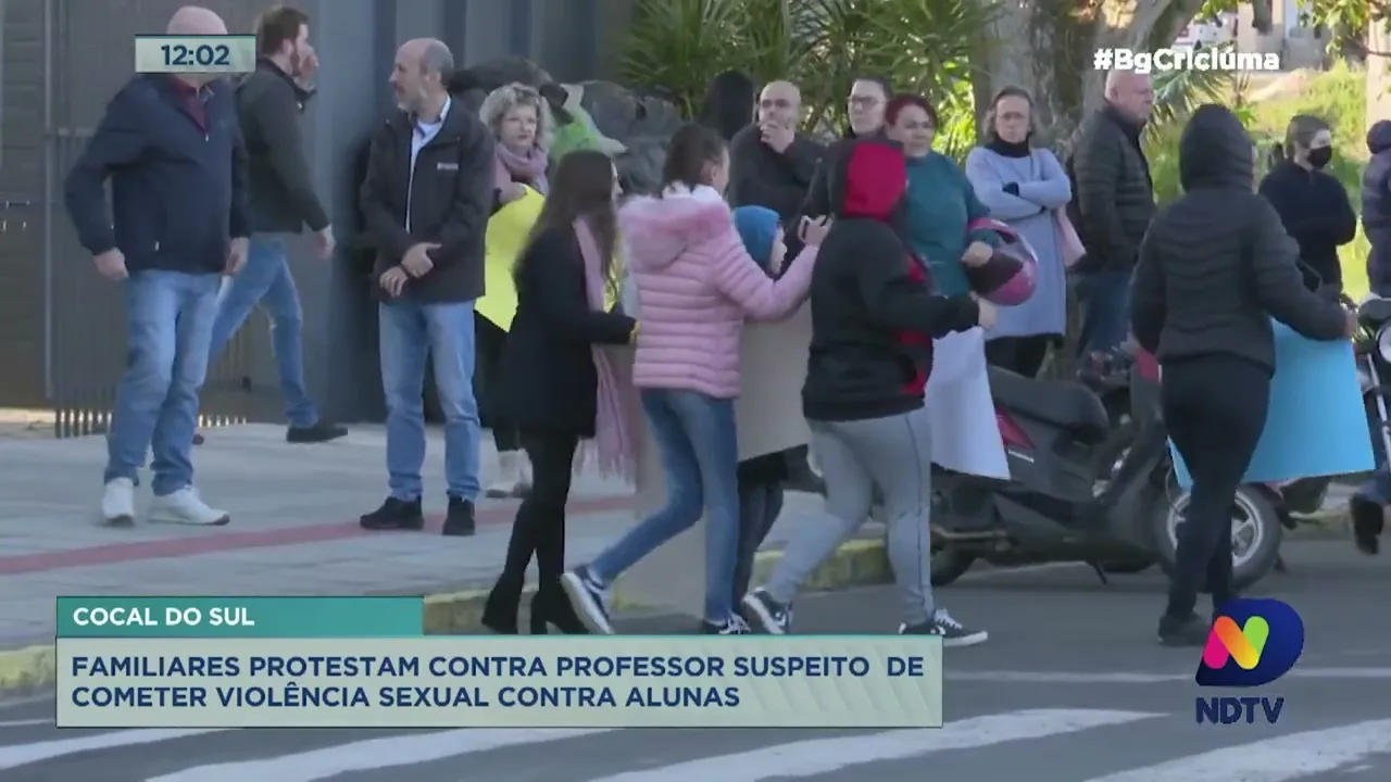 Familiares protestam contra professor suspeito de cometer violência sexual contra alunas em Cocal