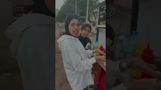 باربي الشرقية بتاكل على عربية في الشارع 