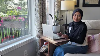 DIY Membuat Meja Kerja, Nyaman Duduk di Sofa.