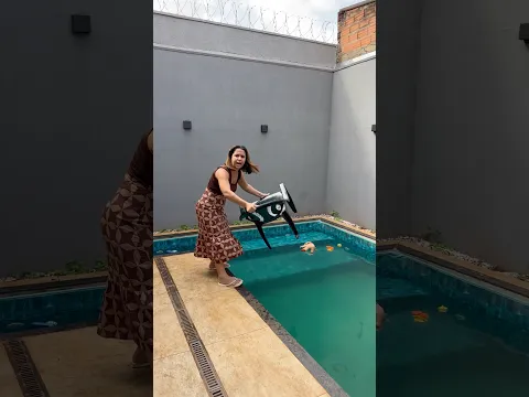 Quando a bruxa má joga o banco do parquinho na piscina funda ￼😂 #shorts