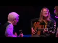 Download Lagu Ontroerend: MAAN helpt gitariste Cheyenne als die het even niet meer weet...