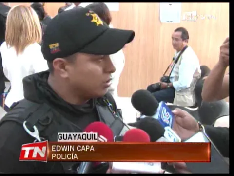 Detienen a hombre por robar en un local de venta de ropa