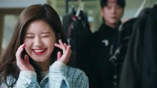 يقع رجل اعمال في سن الاربعينات في حب فتاة في سن العشرينات ومن شدة حبه ليها وغيرته عليها من اخوه بكي 