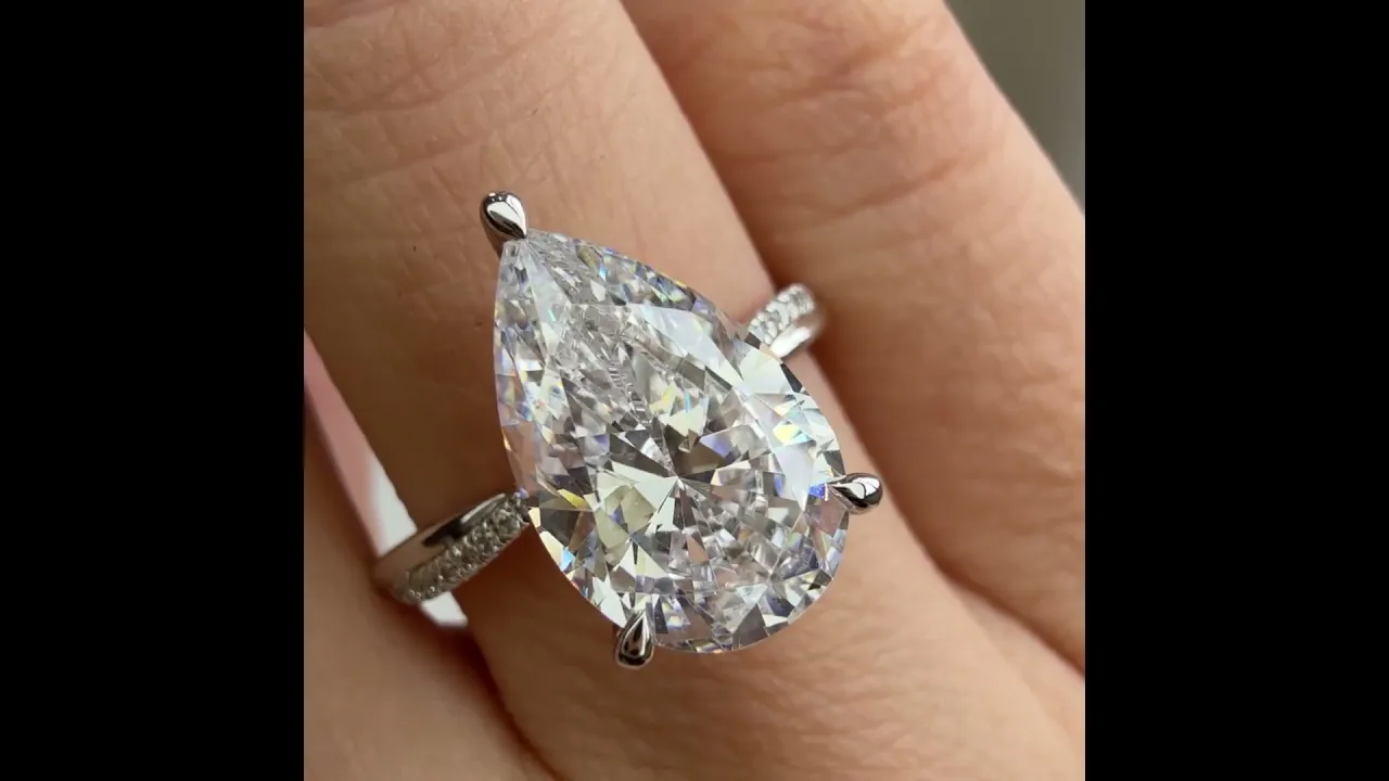 Daphne丨3CT Pear Lab Diamond Engagement Ring–Twisted 14K Gold Band