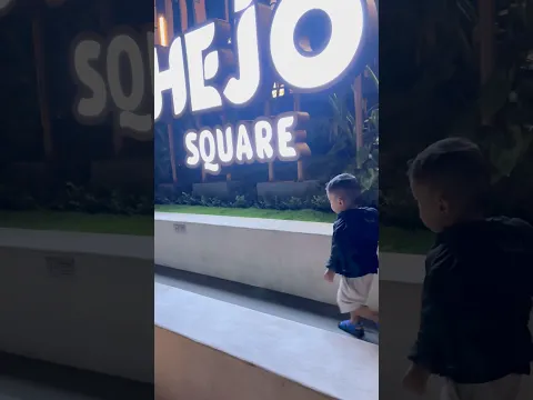 Main kehejo square kyle pakai jaket tebal anti dingin mau buka kado