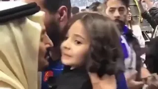 ياسر القحطاني وبناته وقبلات من والده ماشاءالله 