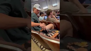 طالب يطبخ شرائح اللحم وسط الصف 