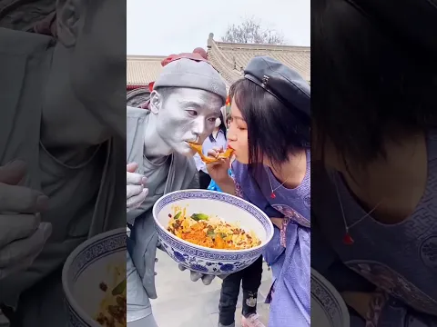 Она подумала, что это статуя… 😳🍔 Но всё оказалось иначе