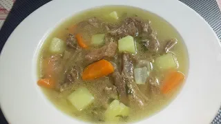 Bir kilo kadar kemikli et 3-4 patates 2-3 soğan 1 havuç Bir limon 1 yk un Et iyice haşlanır. Ardında. 