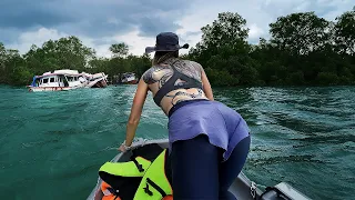 ABANDONED Boats Discovery while CRAB HUNTING