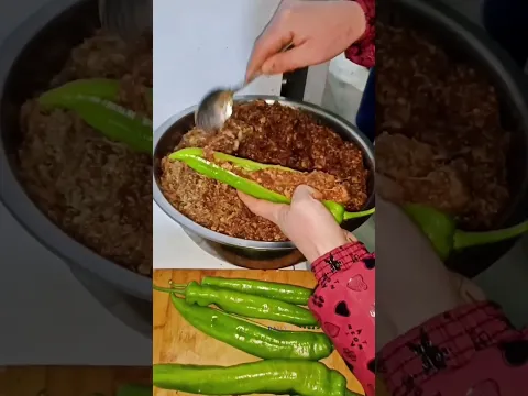 قلي الفلفل الأخضر المحشو باللحم في زيت ساخن داخل مقلاة "ووك" كبيرة - فن تقليدي