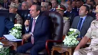 السيسي يسأل لواء مرتبك كام  السيسي يسأل لواء مرتبك كام