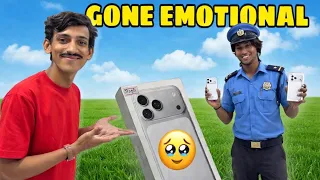I Surprised My Security Guard 😍| Ak Ultra Bhai Ne Gift Iphone Dediya 😱|