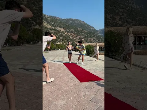 Ölüdeniz'de insanları kırmızı halıda yürüttük🪂(Paraşütle indi) #catwalk #fyp #redcarpet #keşfet