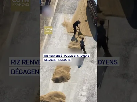 Riz renversé : police et citoyens dégagent la route