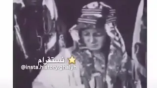 الملك فيصل وهو يشاهد اول صوره له في بريطانيا عام 1919 