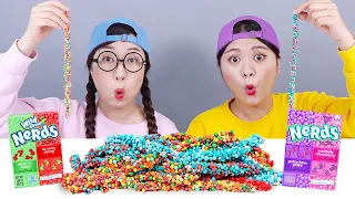 コンビニエンスストアのレインボーロープゼリーキャンディ食べ放題ドナ
