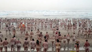 العراة في بريطانيا يحتفلون بـ الاعتدال الخريفي 