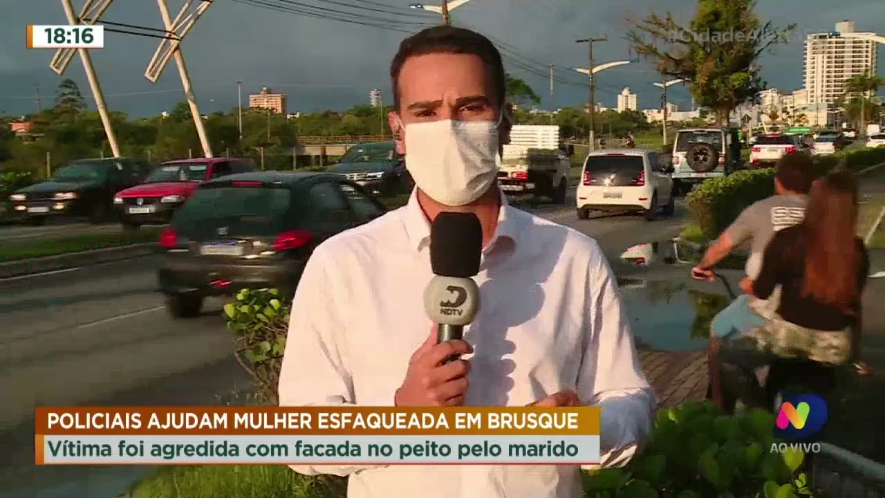 Policiais ajudam mulher esfaqueada em Brusque