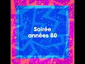 Il tape sur des bambous