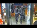 Download Lagu Almere: Twee chaotische overvallen op KFC-filiaal
