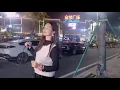 粤语老歌回忆《深夜港湾》，小姐姐在街头演唱，好梦幻的感觉