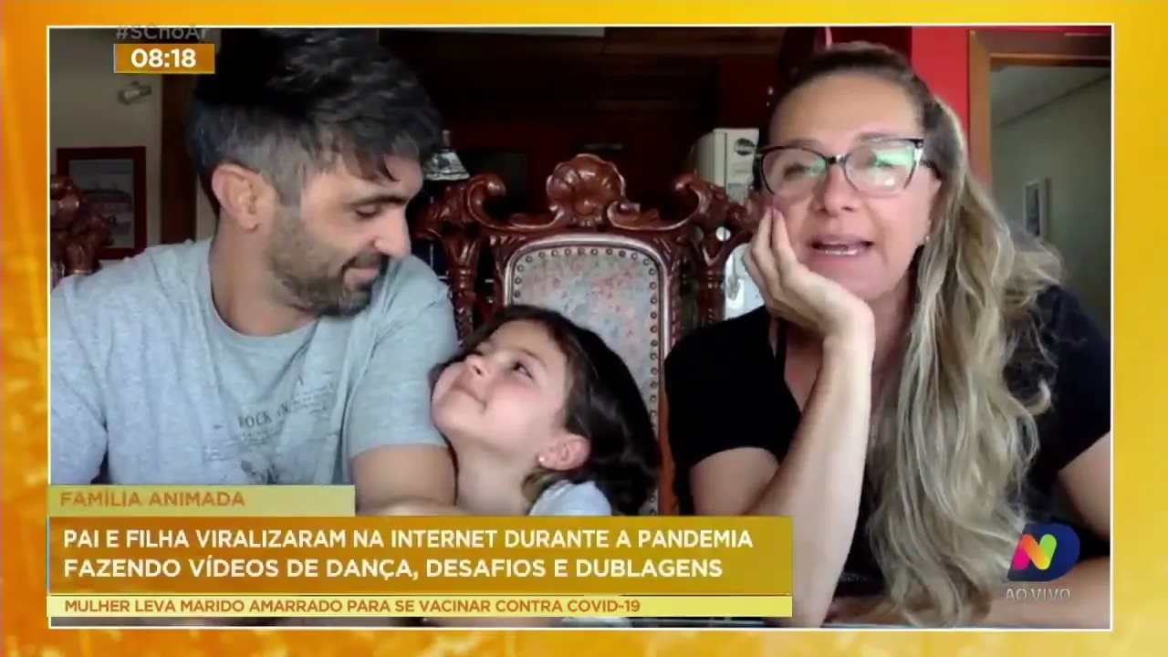 Pai e filha viralizaram na internet durante a pandemia fazendo vídeos de dança, desafios e dublagem