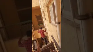 شاهد لحظة أمساك رجال شرطة مدينة الشروق بأخطر حرامى شقق 