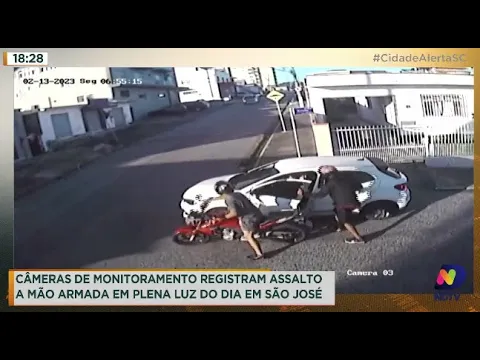 Câmeras de monitoramento registram assalto a mão armada em plena luz do dia em São José