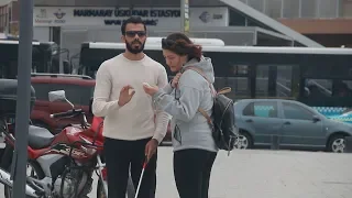 أعمي يطلب من الناس قراءة رساله تقول أن أمه ماتت دندنها