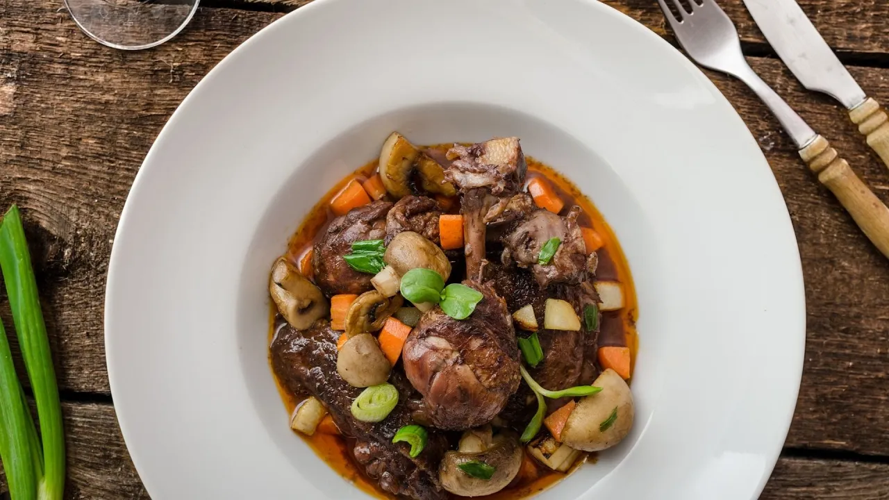 RECEITA DE FRANGO AO VINHO (COQ AU VIN) WEB À MILANESA