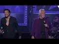 Kenny Rogers & Lionel Richie Duet on “The Gambler” Live | CMT Crossroads
