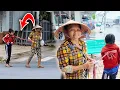 Download Lagu Sự thật người phụ nữ dắt đứa bé có cọng dây trên người đi bán vé số lang thang