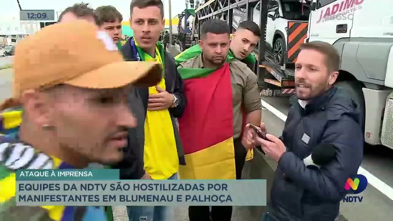 Equipes da NDTV são hostilizadas por manifestantes durante bloqueio nas rodovias