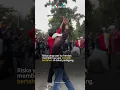 Download Lagu CERITA RISKA, MAHASISWI YANG VIRAL LINDUNGI PEDAGANG KUE APE SAAT AKSI DEMO