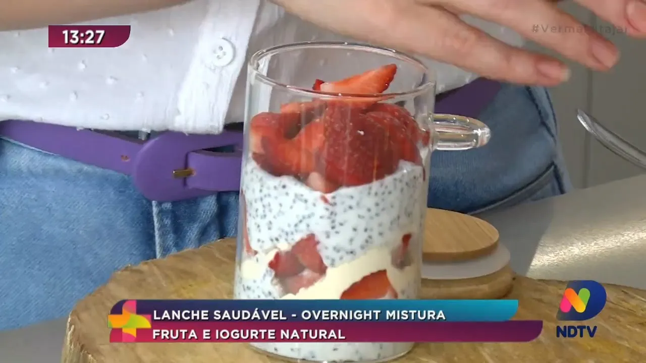 Lanche saudável: 'overnight' mistura fruta e iogurte natural