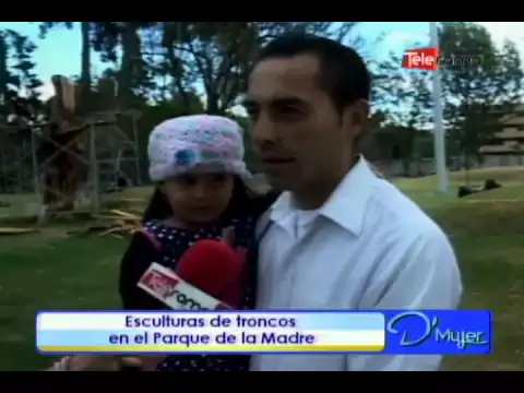 Esculturas de troncos en el parque de la Madre