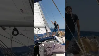 Toutes voiles dehors, le bateau qui gite et 15 noeuds de vent: ON ADORE sur Coraille ! 💙