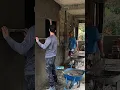 Download Lagu Deze twee werknemers werken heel nauw samen bij het bekleden van de muren met cementmortel #short...