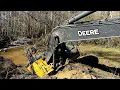 Lagu John Deere Excavator almost flipped over in the flooded creek! Can a heavy recovery wrecker save it?