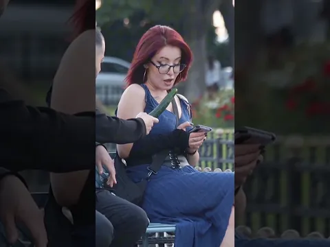 GÜZEL KIZA HIYAR YEME ŞAKASI YAPTIK 🤣
