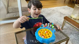 Yusuf annesiyle balık tutma yarışı yapıyor🤩🐟 Kim daha çok tutarsa o kazanır 🎣 😍