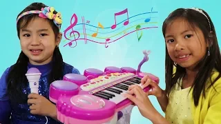 Download Jannie Learns to Play Piano w/ Wendy \u0026 Lyndon! Kids Start a Music Band MP3